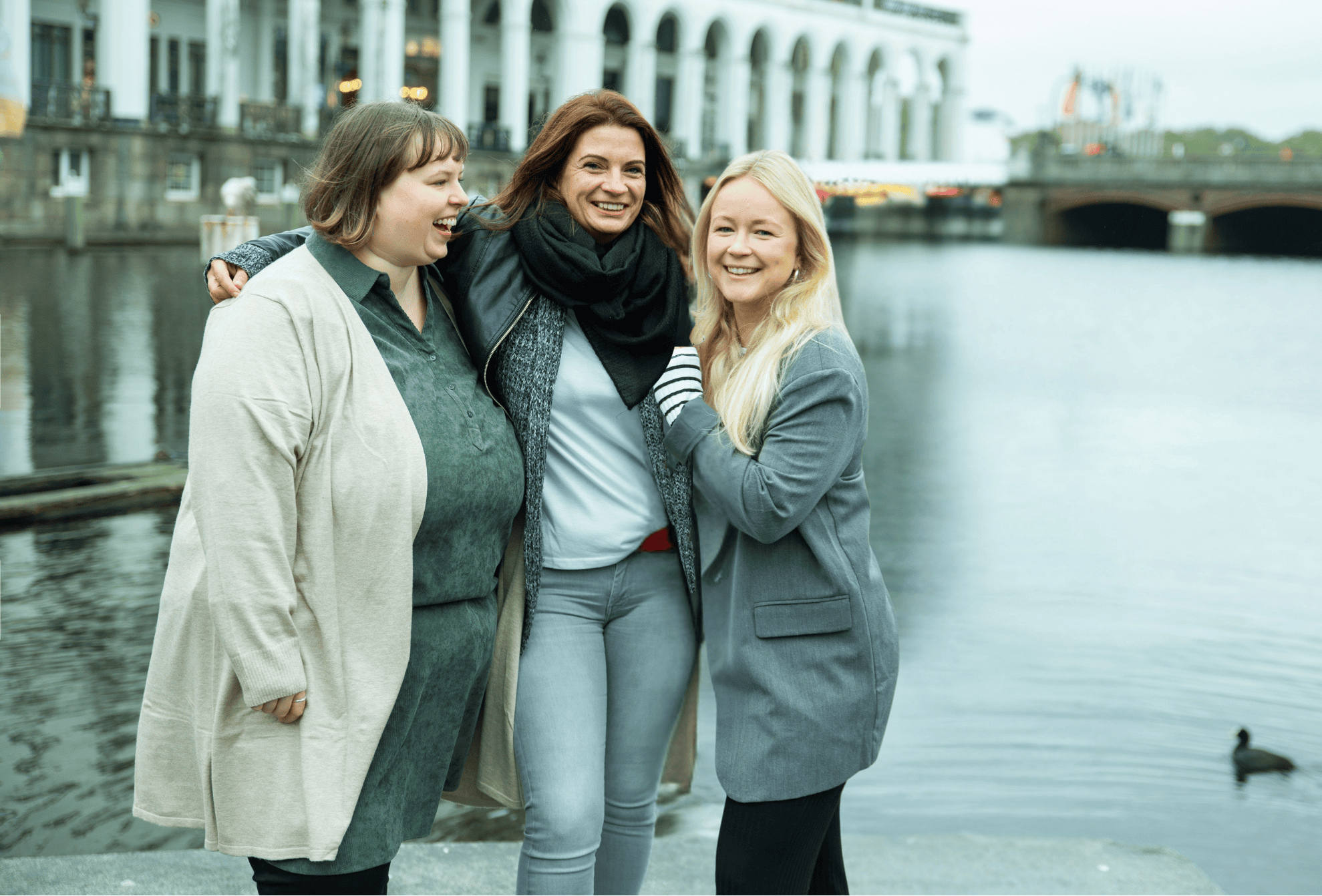 Die drei Inhaberinnen von Maverixxs vor der Alster in Hamburg