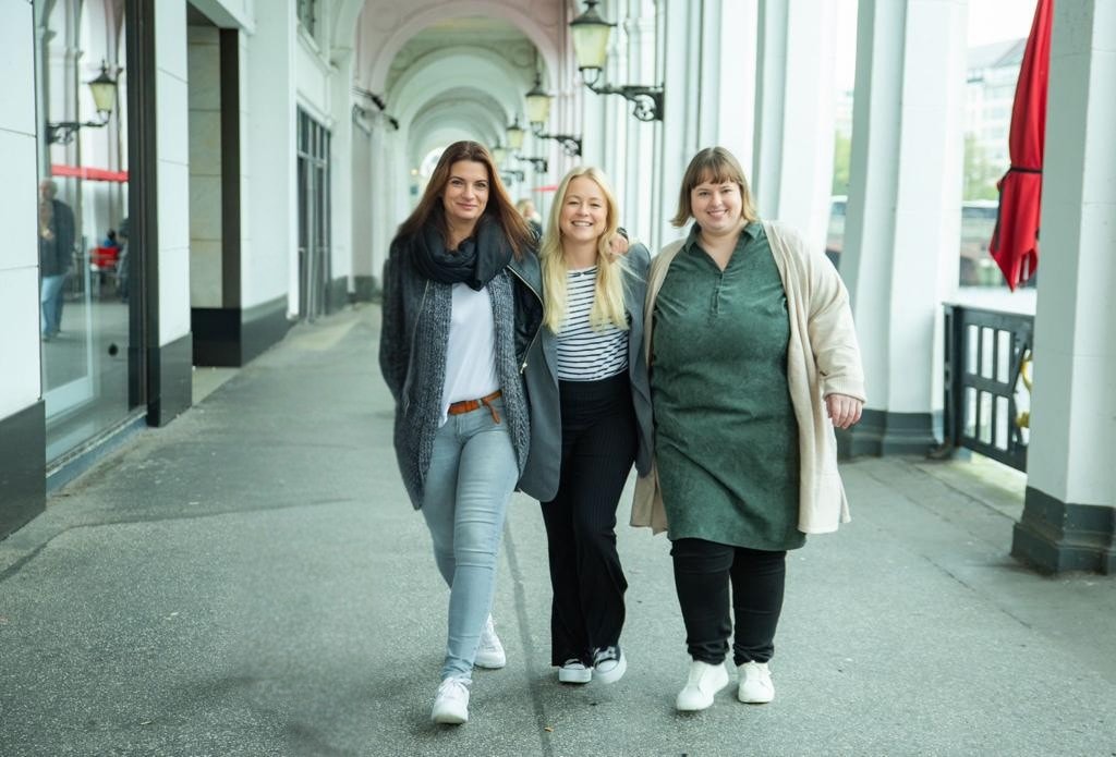Die drei Inhaberinnen von Maverixxs spazierend an der Alster in Hamburg